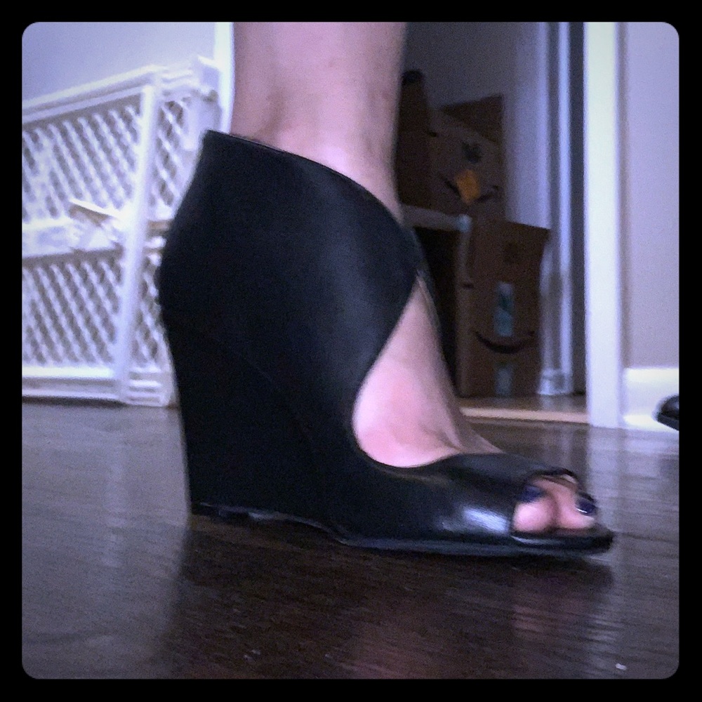 Women’s black wedges